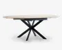Ovalt bord med en lys, glat bordplade og en markant sort metalbase, der består af flere skråtstillede ben, som mødes i midten og giver et moderne, skulpturelt udtryk. Bordet ser ud til at have en udtræksfunktion, så der kan skabes ekstra plads til gæster.