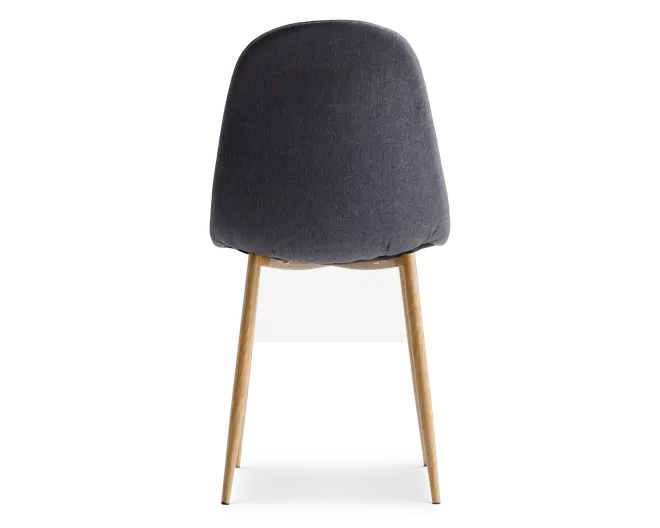 Stol med buet, polstret ryglæn i mørkegråt stof. Ryglænet er glat og afrundet, hvilket giver et moderne udtryk. Stolen har fire slanke, skråtstillede træben i en lys naturfarve, hvilket giver et minimalistisk og nutidigt udseende.