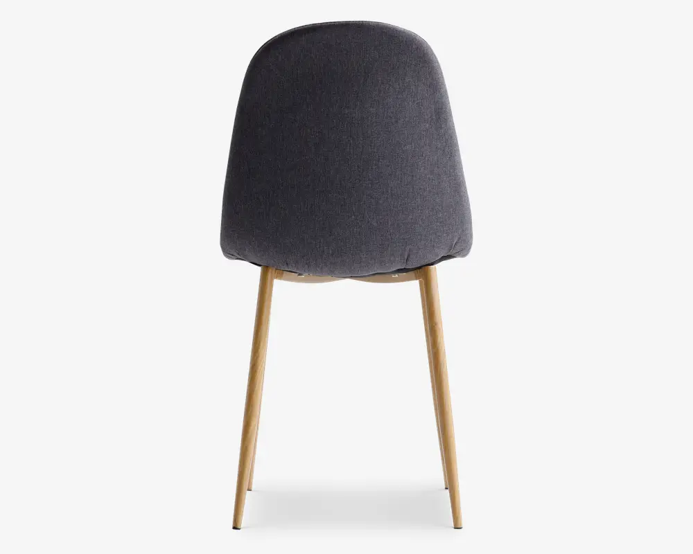 Stol med buet, polstret ryglæn i mørkegråt stof. Ryglænet er glat og afrundet, hvilket giver et moderne udtryk. Stolen har fire slanke, skråtstillede træben i en lys naturfarve, hvilket giver et minimalistisk og nutidigt udseende.