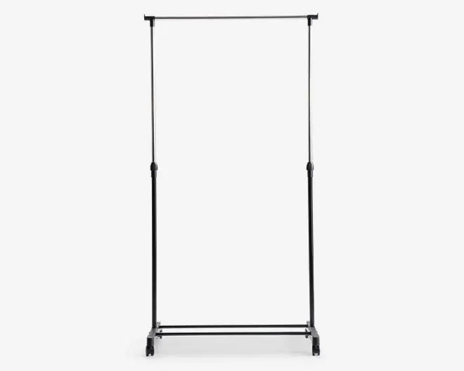 Fritstående tøjstativ i blankt krommetal med rektangulær ramme, vandret bøjlestang øverst og stabiliserende stang nederst. Stativet står på fire små hjul, hvilket gør det nemt at flytte. Designet er minimalistisk og åbent, velegnet til ophængning af tøj.