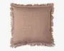 Firkantet pude med et blødt betræk i støvet rosa hør. Kanterne er afsluttet med en dekorativ frynse, som giver et afslappet og tekstureret udtryk. Stoffet ser let tekstureret ud, hvilket bidrager til pudens hyggelige og uformelle stil.