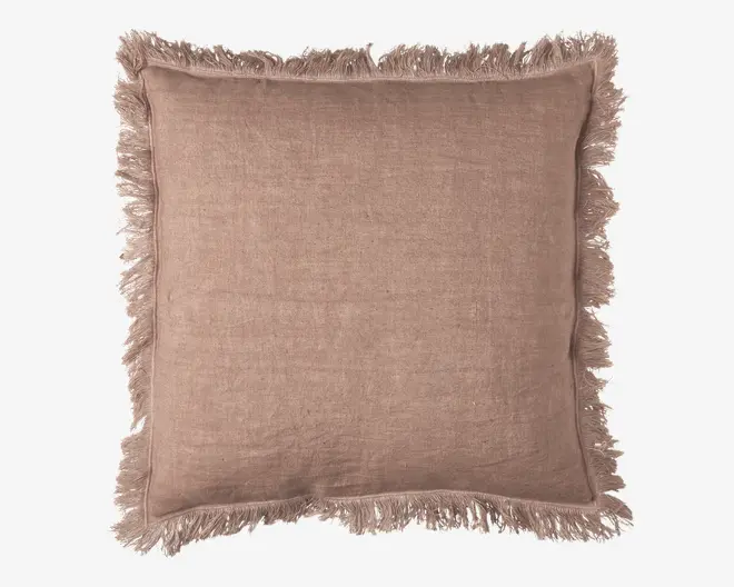 Firkantet pude med et blødt betræk i støvet rosa hør. Kanterne er afsluttet med en dekorativ frynse, som giver et afslappet og tekstureret udtryk. Stoffet ser let tekstureret ud, hvilket bidrager til pudens hyggelige og uformelle stil.