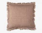 Firkantet pude med et blødt betræk i støvet rosa hør. Kanterne er afsluttet med en dekorativ frynse, som giver et afslappet og tekstureret udtryk. Stoffet ser let tekstureret ud, hvilket bidrager til pudens hyggelige og uformelle stil.