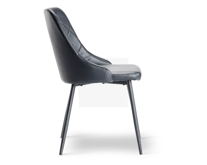 Sidevisning af en moderne stol med sort kunstlæderbetræk og diskrete syninger. Stolen har et let buet ryglæn for ergonomisk støtte og en polstret siddeflade for komfort. Den står på fire slanke, skråtstillede metalben med mat sort finish, hvilket giver et stilrent og minimalistisk udtryk.