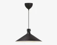 Mat sort pendellampe i sort med en bred, konisk skærm og glat overflade. Skærmen har en let udadgående kant og hvid inderside for bedre lysrefleksion. Lampen hænger i en sort ledning, der er fastgjort til en matchende loftroset, hvilket giver et moderne og minimalistisk udtryk.