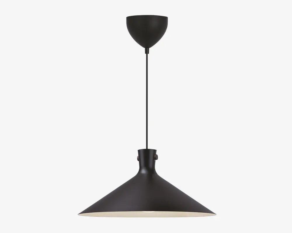 Mat sort pendellampe i sort med en bred, konisk skærm og glat overflade. Skærmen har en let udadgående kant og hvid inderside for bedre lysrefleksion. Lampen hænger i en sort ledning, der er fastgjort til en matchende loftroset, hvilket giver et moderne og minimalistisk udtryk.