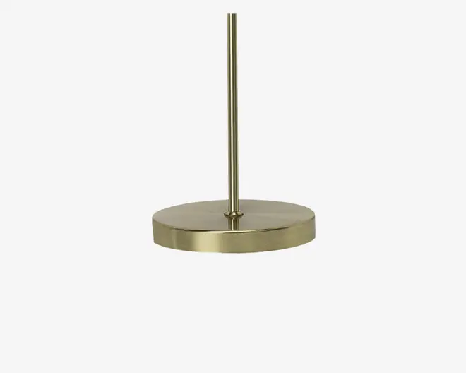 Et slankt, moderne stativ med en rund, flad bund og en lodret stang, alt sammen i en poleret messingfinish. Basen er glat og reflekterende, og stangen er centreret, hvilket giver produktet et minimalistisk og elegant udtryk.