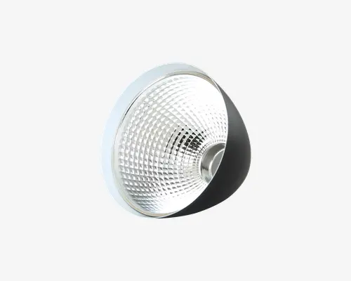 Billedet viser en metallisk, konisk reflektor med en tekstureret, gitterlignende inderside, der er designet til at forbedre lysfordelingen. Yderkanten er glat og rund, mens indersiden er meget reflekterende for at optimere fokus og spredning af lyset. Åbningen er bred, hvilket giver maksimal lysudgang.