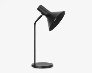 Elegant sort lampe med mat finish, konisk skærm vinklet nedad for fokuseret belysning. Lampen har en slank, lige stander, der er fastgjort til en rund, flad fod, hvilket giver et moderne og minimalistisk udtryk.