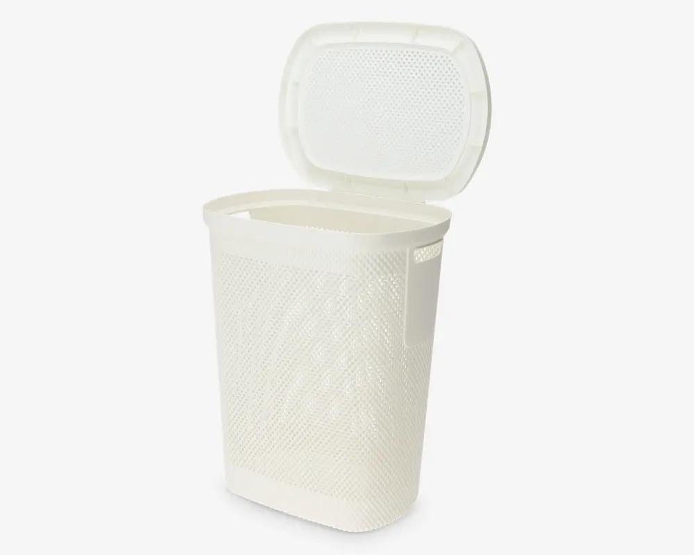 Rektangulær, offwhite beholder med en tekstureret, perforeret overflade for ventilation. Den har et hængslet låg, der åbnes opad, samt integrerede sidehåndtag for nem transport. Designet er let og praktisk til daglig brug.