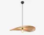 Loftlampe med en enkelt synlig pære, der hænger fra en lang, slank sort stang. Skærmen er lavet af flettede naturfibre og formet som et asymmetrisk, bladlignende element, der buer let nedad. Designet tillader lyset at sprede sig blødt gennem det flettede materiale og skaber en varm og indbydende stemning. Lampen kombinerer moderne og organiske elementer og passer godt til både moderne og boheme-inspirerede indretninger.