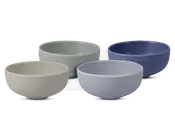 Sæt med fire runde keramikskåle i forskellige matte pastelfarver: råhvid, lysegrøn, lyseblå og mørkeblå med prikker. Hver skål har et glat, minimalistisk design med let buet kant og solid bund. Skålene er mellemstore og velegnede til servering af snacks, desserter eller tilbehør.