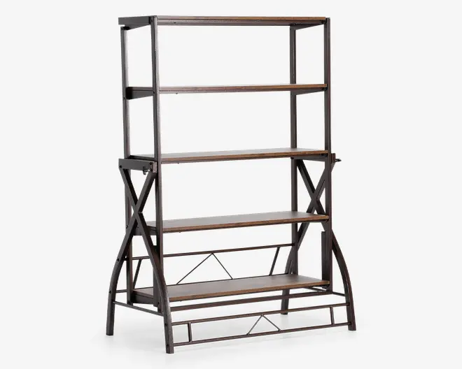 En høj reol med fem rummelige hylder lavet af lyst træ og en solid, mørk metalramme. Rammen har krydsafstivning på siderne og bagpå for ekstra stabilitet, og hylderne er jævnt fordelt for at rumme forskellige genstande. Det industrielle design kombinerer moderne og rustikke elementer, hvilket gør den velegnet til både hjemmet og kontoret.