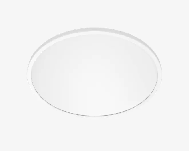 Hvid oval plade med en glat, flad midte og en tynd forhøjet kant langs yderkanten.