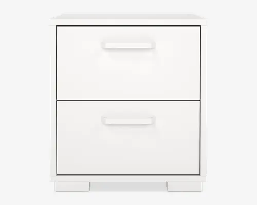 Et moderne, hvidt natbord med et rent og minimalistisk design. Det har to rummelige skuffer med brede, flade greb, der gør dem nemme at åbne. Overfladen er glat, og kanterne er lige, hvilket giver et stilrent og moderne udtryk. Natbordet står på korte, blokformede fødder.