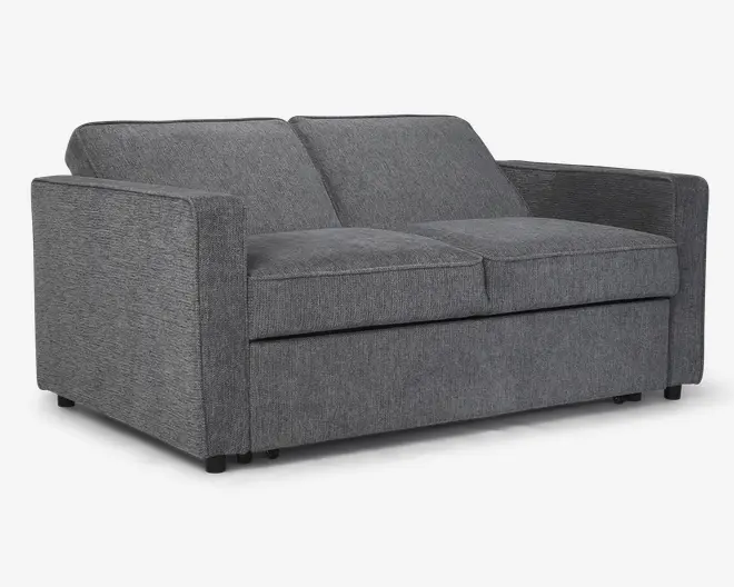 En moderne to-personers sofa betrukket med mørkegråt stof, med rene linjer og en firkantet silhuet. Sæde- og ryghynderne er tykke og bløde for ekstra komfort, og armlænene er lige og polstrede. Sofaen står på korte, solide sorte ben, hvilket giver et moderne udtryk, der passer til forskellige boligindretninger.