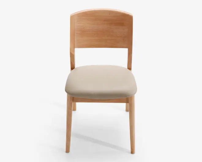 Stol med stel i lyst træ og let buet, solidt træryglæn. Sædet er polstret og betrukket med et glat, lysebeige stof for ekstra komfort. Benene er lige og let tilspidsede, hvilket giver stolen et moderne og minimalistisk udtryk.