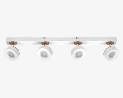 Moderne loftlampe med fire justerbare, runde spotlys monteret på en rektangulær, hvid metalstang. Hver spot har en hvid, cirkelformet ramme med en central LED-pære og er fastgjort til stangen med en messingfarvet detalje. Designet giver mulighed for retningsbestemt belysning, hvilket gør lampen velegnet til at fremhæve bestemte områder i et rum.