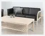Rektangulært sofabord i lyst træ med en glat bordplade og en underliggende hylde med tremmer til opbevaring. Bordet har lige ben og et minimalistisk design, der passer til en moderne stue. Der står to keramikkrus på bordpladen.