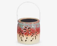 Keramisk lanterne med farveovergang fra creme i bunden til rød og blåplettet foroven. Har udskårne palmetræ-motiver rundt om siderne, så lyset kan skinne igennem. Udstyret med et metalhåndtag til ophængning og et solcellepanel på toppen til opladning.