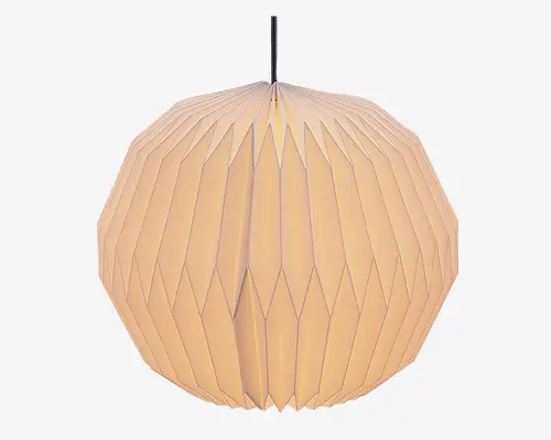 En kugleformet pendellampe med et geometrisk, facetteret design. Skærmen er lavet af et lyse materiale og har skarpe, vinklede folder, der giver et tekstureret, origami-lignende udseende. Lampen udsender et varmt, diffust lys og hænger fra en enkelt ledning i toppen.