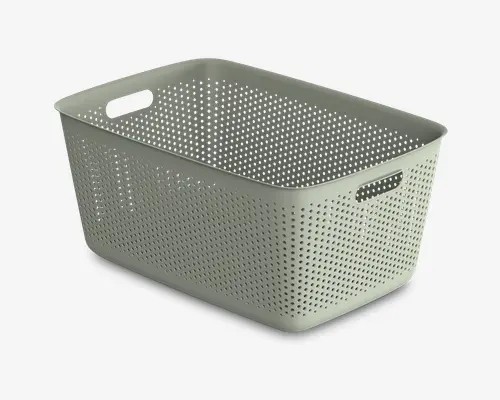 Rektangulær opbevaringskurv lavet af lysegrå plastik med perforeret design på alle sider for ventilation. Har to indbyggede håndtag på modsatte sider for nem transport. Kurven har en glat kant og afrundede hjørner, hvilket giver et moderne og funktionelt udseende.
