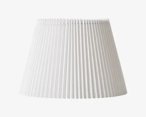 Hvid lampeskærm med klassisk konisk form og plisseret overflade. Plisseringerne løber lodret fra toppen til bunden, hvilket giver skærmen et tekstureret og elegant udseende. Materialet ligner stof eller papir, og skærmen er designet til at sprede lyset blødt.