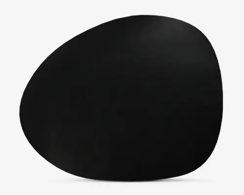 Glat, mat sort overflade med en uregelmæssig, rundet form. Kanterne er blødt buede, og det samlede udtryk er minimalistisk og moderne. Overfladen fremstår ikke-reflekterende og ensartet i farven.