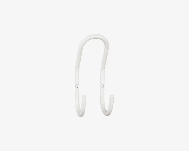 En hvid metalvægkrog med et enkelt, buet design. Den har to kroge til ophængning af genstande, hver med en afrundet ende. Krogen monteres på væggen med to synlige skruer, hvilket giver solid støtte til jakker, hatte eller tasker.