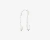 En hvid metalvægkrog med et enkelt, buet design. Den har to kroge til ophængning af genstande, hver med en afrundet ende. Krogen monteres på væggen med to synlige skruer, hvilket giver solid støtte til jakker, hatte eller tasker.