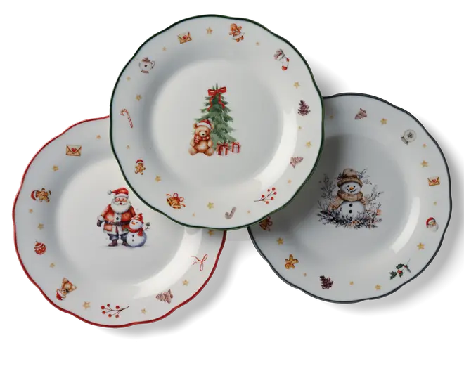 Tre hvide tallerkener med bølget kant og julemotiver, herunder julemanden med en snemand, en bamse ved et pyntet træ og en snemand i et vintermotiv. Hver tallerken har en forskelligfarvet kant og små festlige ikoner langs kanten.