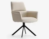 En moderne stol med høj, let vinklet ryg og polstret sæde, betrukket med lysebeige stof. Stolen har lige, polstrede armlæn og står på en sort metal drejefod med fire skråtstillede ben for stabilitet. Designet er stilrent og nutidigt, velegnet til kontor eller spisestue.