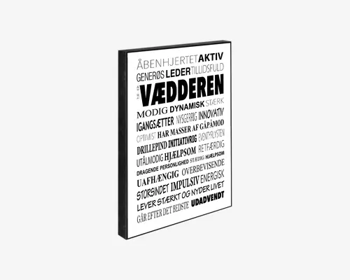 Rektangulært vægkunst med sort ramme og hvid baggrund, der viser en række danske ord i forskellige fede og almindelige skrifttyper. Ordene er arrangeret i et visuelt dynamisk layout, hvor nogle ord er fremhævet med større og fed skrift. Teksten fremhæver personlighedstræk og karakteristika som 'aktiv', 'leder', 'generøs' og 'dynamisk'. Designet er moderne og minimalistisk, velegnet til nutidig boligindretning.
