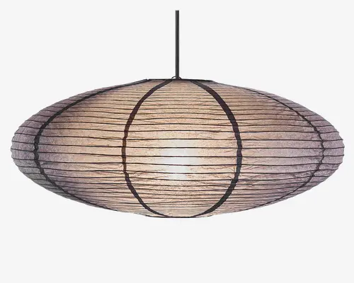 Ovalformet hængelampe med en gennemsigtig papirskærm, der har vandrette ribber og lodrette sorte linjer som støtte. Lampen udsender et blødt, diffust lys og har et minimalistisk, moderne design, der passer til forskellige indretninger.