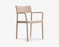 En moderne stol med minimalistisk design og en glat, mat beige overflade. Stolen har et let buet ryglæn med to vandrette lameller for støtte samt lige armlæn, der går fra ryglænet til de forreste ben. Sædet er fladt og let formet for komfort. Benene er lige og robuste, hvilket giver god stabilitet. Det samlede udtryk er stilrent og funktionelt, velegnet til både indendørs og udendørs brug.