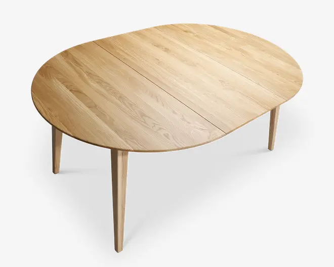 Ovalformet bord lavet af lyst træ med en glat, naturlig træstruktur. Bordpladen består af tre sammenføjede paneler, og bordet står på fire lige, koniske ben. Designet er minimalistisk og moderne, hvilket fremhæver træets tekstur og håndværk.