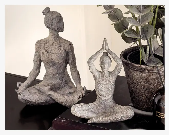 Figur yoga dame grå 18x11x24 cm 