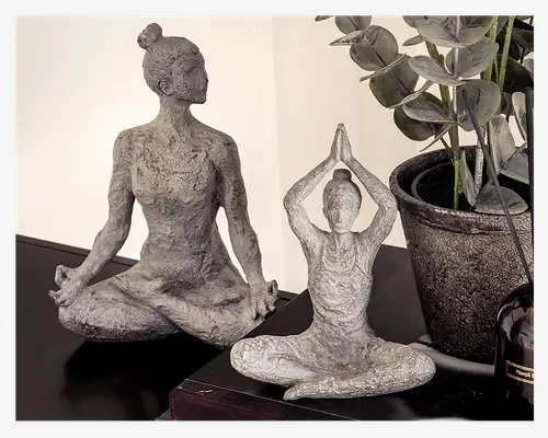 Figur yoga dame grå 18x11x24 cm