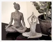 Figur yoga dame grå 18x11x24 cm 