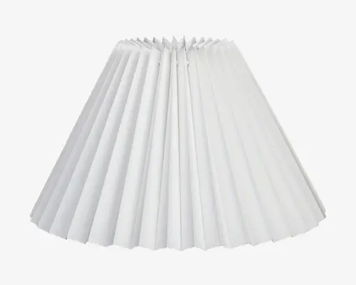 Hvid plisseret lampeskærm med konisk form. Skærmen har jævnt fordelte lodrette folder, hvilket giver et tekstureret og elegant udseende. Materialet ligner let stof eller papir, som giver en blød lysspredning. Den øverste åbning er lille og rund, mens bunden er bred, hvilket gør den velegnet til forskellige lampestativer.