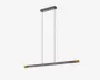 Et moderne, minimalistisk pendellampe-armatur med en slank, vandret stang ophængt fra loftet med to tynde stænger. Stangen har en mat sort finish med diskrete metalliske detaljer i enderne, og lyskilden er integreret langs undersiden af stangen for et elegant og diskret udseende.