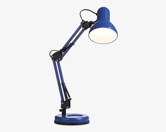 Justerbar skrivebordslampe med blå metalfinish, rund fod, leddelt arm med flere samlinger for fleksibel placering og en bred, kuppelformet skærm, der leder lyset nedad. Lampen har synlige fjedre og hængsler for stabilitet og nem justering.