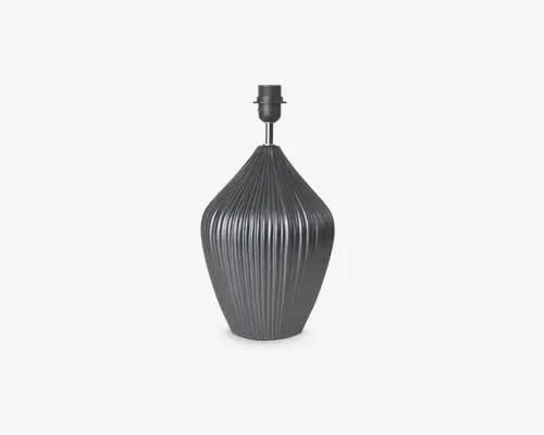 Mørkegrå lampesokkel med rund, pæreformet silhuet og lodret rillet struktur. Overfladen har en mat finish, og toppen har en standard fatning til lampeskærm. Designet er moderne og elegant, velegnet til nutidige indretninger.