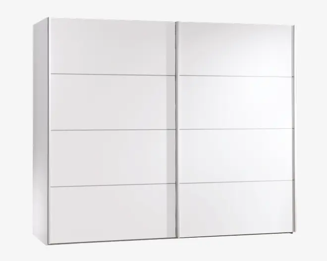 Stor, moderne garderobe med to skydedøre, udført i en glat hvid overflade. Hver dør er opdelt i tre vandrette paneler, hvilket giver et minimalistisk og stilrent udtryk. Garderoben har et slankt design uden synlige greb, med diskrete lodrette riller til åbning af dørene.